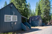 China Alley Cabin C: Cute & Cozy Cottage w/ Deck - 3-Star
