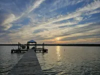 Secluded waterfront fishing cabin, boat dock, pier, sunsets, boat to beach - Alphydda