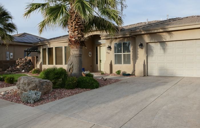 Private Home & Fenced POOL 32'x16', sleeps 15, Jacuzzi,  TV/Game rm, Play-Set