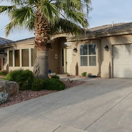 Private Home & Fenced POOL 32'x16', sleeps 15, Jacuzzi, TV/Game rm, Play-Set