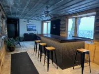 Awesome 3 Bedroom River Front Retreat right on the water! - Homestays