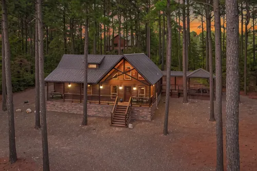 Timeless Romantic Cabin in Hochatown with Cozy Double-Sided Fireplace - Romantic