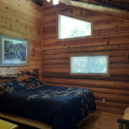 Hand Crafted Log Cabin, minutes away from your outdoor adventure