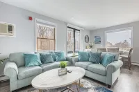 Deluxe 3-Bedroom Apartment with on-Site Parking - Wifi
