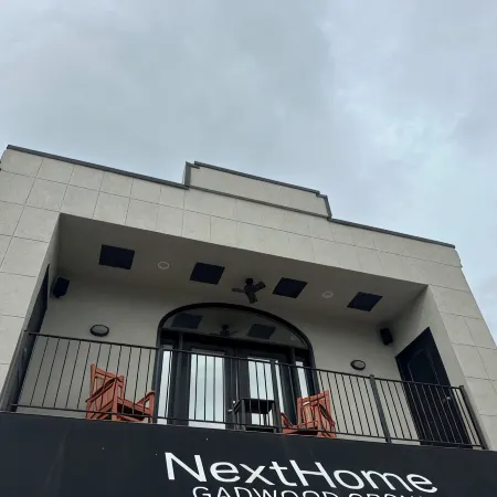 Modern Chic Loft in Downtown Shawnee KS Walking Distance to Local Attractions