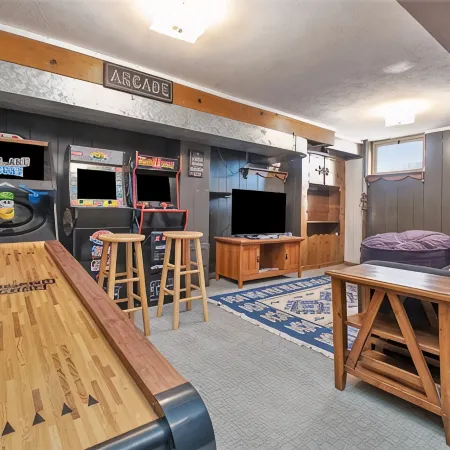 Spacious Family Retreat: King Beds+Arcade+Playground. Minutes from Zoo/Downtown