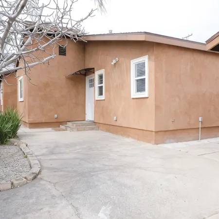 Charming 2-bedroom bungalow with AC, WiFi in welcoming Ontario