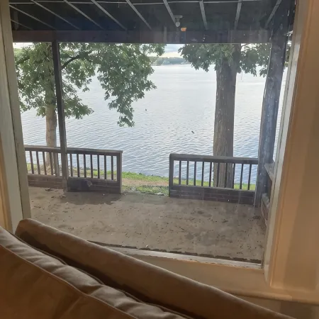 “The View” Lake Front Cottage w/Hot tub Отели в г. Клайнс
