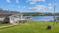 Executive Waterfront Home - con encanto