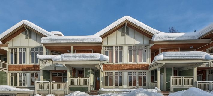 Ski in Ski out condo with private Hot Tub backing on Golf course. 2 bed 2 bath. Hotels in Sun Peaks
