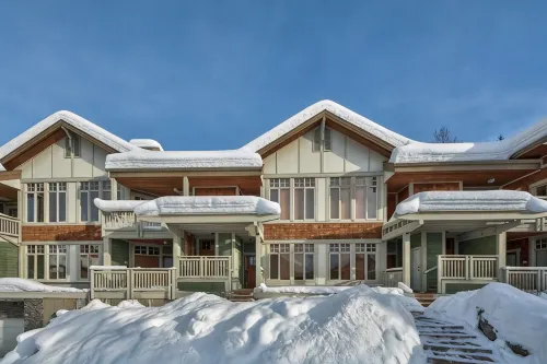 Ski in Ski out condo with private Hot Tub backing on Golf course. 2 bed 2 bath.