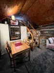 Quaint old fashioned cabin, Loft, Grill, Fire Pit!