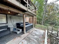 Hidden Gem in the woods with hot tub - 샬레 호텔