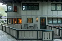 Sun Valley 3BR - Walk to Warm Springs Lifts - Pool, Hot Tubs and River Views