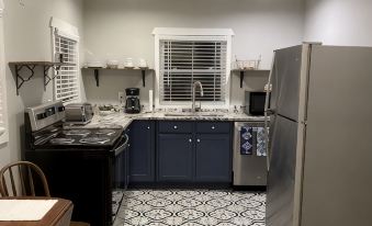 Cozy Cottage walking distance to Downtown!