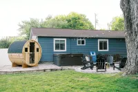 Walkable Downtown Black Mtn Cutie w hot tub + SAUNA -15min to Asheville