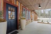 Peaceful cabin overlooking meadow with hot tub