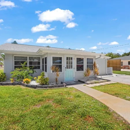 Walk to Beach. Beautifully Renovated 3BR, 2BA Home w/Outdoor Shower & Grille