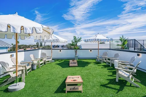 Milos Beach House-New Luxe Haven Steps from Beach -New Rooftop Pool 36 FT Long -  Ferienhäuser