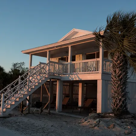 Beach Front South End, Designer Decorated, Dream Retreat on Tybee Island!