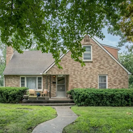 Huge 1960s Style Family and Pet Friendly Home