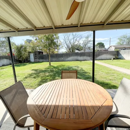 Modern 2-bedroom 1930's Bungalow Close to Downtown