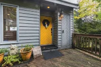 Incredible Mountain Views - Modern Four Bedroom Home - Five Minute Walk to Slope