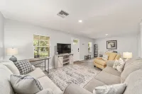 Newly renovated cottage walking distance to downtown Ocala square. Quiet street.