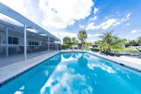 4BR/3BA Miami Welcoming Waterfront Wonder w/ Pool! - Villas
