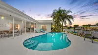 Cocoa Beach Coral Retreat waterfront 3 BR /2.5 BA - สระว่ายน้ำส่วนตัว