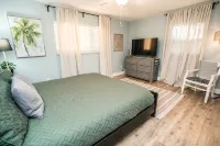 Relaxing Apollo Waterfront Retreat I Pool l Spa l Dock I Firepit