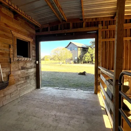 Private, Cabin with Endless Hill Country Views. Horse & Dog Friendly!