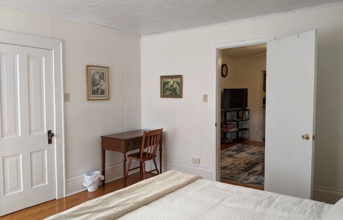 Charming 2 bedroom apartment in Calumet's Historic district!