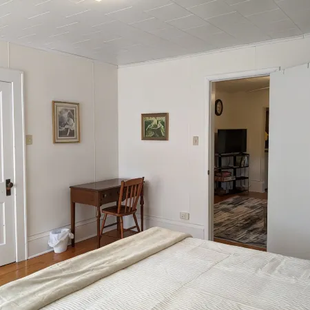 Charming 2 bedroom apartment in Calumet's Historic district!