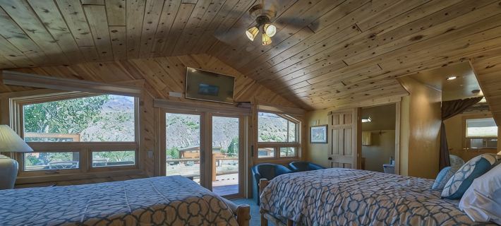 “SLEEP 26POOL" "SAUNA" "LOOKOUT TOWERSANITIZED CLEANING" Hotels in Park County