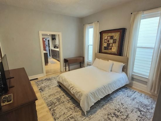 Renovated Apartment with Modern Amenities, Fenced-In Back Yard -Downtown Ashland