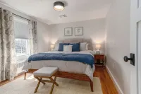 Beautifully Remodeled Colonial Charmer - 3 Bed, 2 Bath Near Tuscan Village! - 무료 와이파이