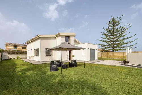 Exclusive villa with garden near the sea - Villas