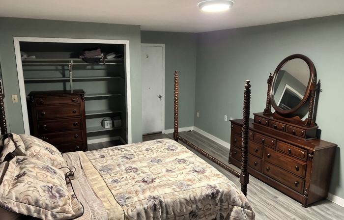Charming 2-bedroom cottage in welcoming Larned with AC,WiFi, full over full bunk
