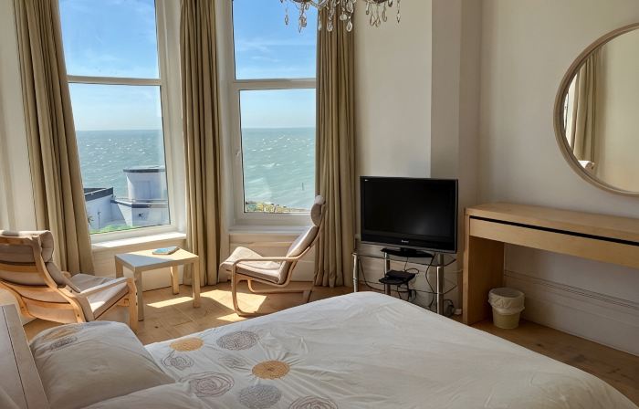 Bermuda House with parking, good sea view and minutes from beach and shops