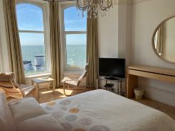 Bermuda House with parking, good sea view and minutes from beach and shops