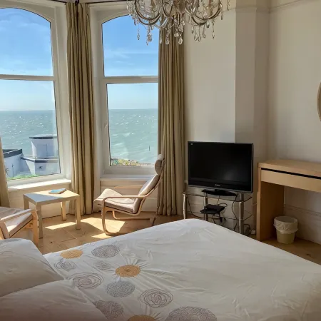 Bermuda House with parking, good sea view and minutes from beach and shops