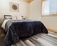 Stylish, Cozy Cabin in Lake George.