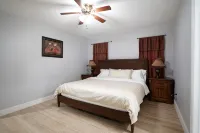 Newly Renovated 4 Bedroom Pool House - Homestays