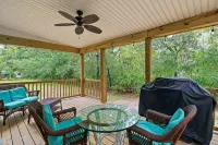 Sea Cow Retreat - Near Springs + Porch, Covered Deck & Fire Pit - 3성급