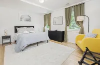 Spacious House on Sunset Lake 4 Br, 2 Baunit 2 on Top Floor