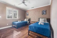 Hilltop Private Estate W/ Views, Pool, Hot Tub, Mini Golf & More!!