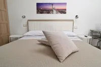 Elegant, fully equipped studio apartment with pool (shared