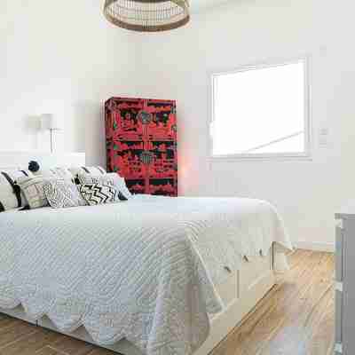 Elegant Apt between sea, ponds and nature, 5 minutes from beaches, direct access to streetcar. Rooms