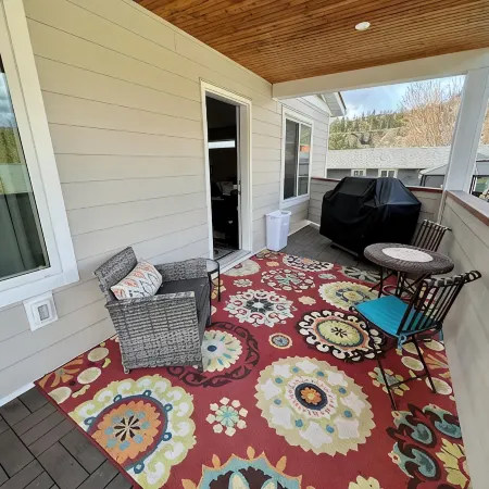 Fully appointed 2 bedroom carriage house in beautiful Penticton! Winter Rates!